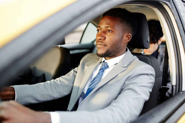 chauffeur qui conduit