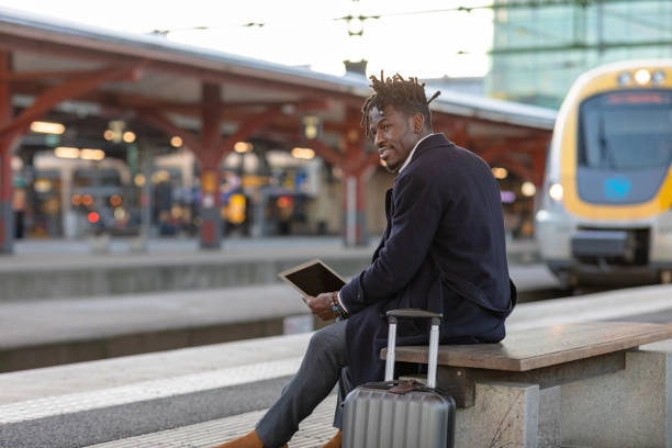 train homme attend gare vtc